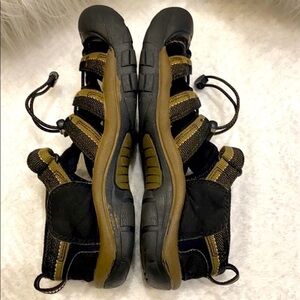 Keen Womens Size 6 waterproof hiking Webbing Sandals